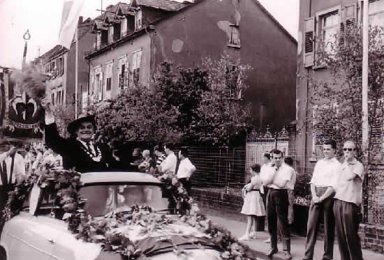 Festumzug zur Kerb 1953 in der Fasanenstraße (heutige Kohlheckstraße) 